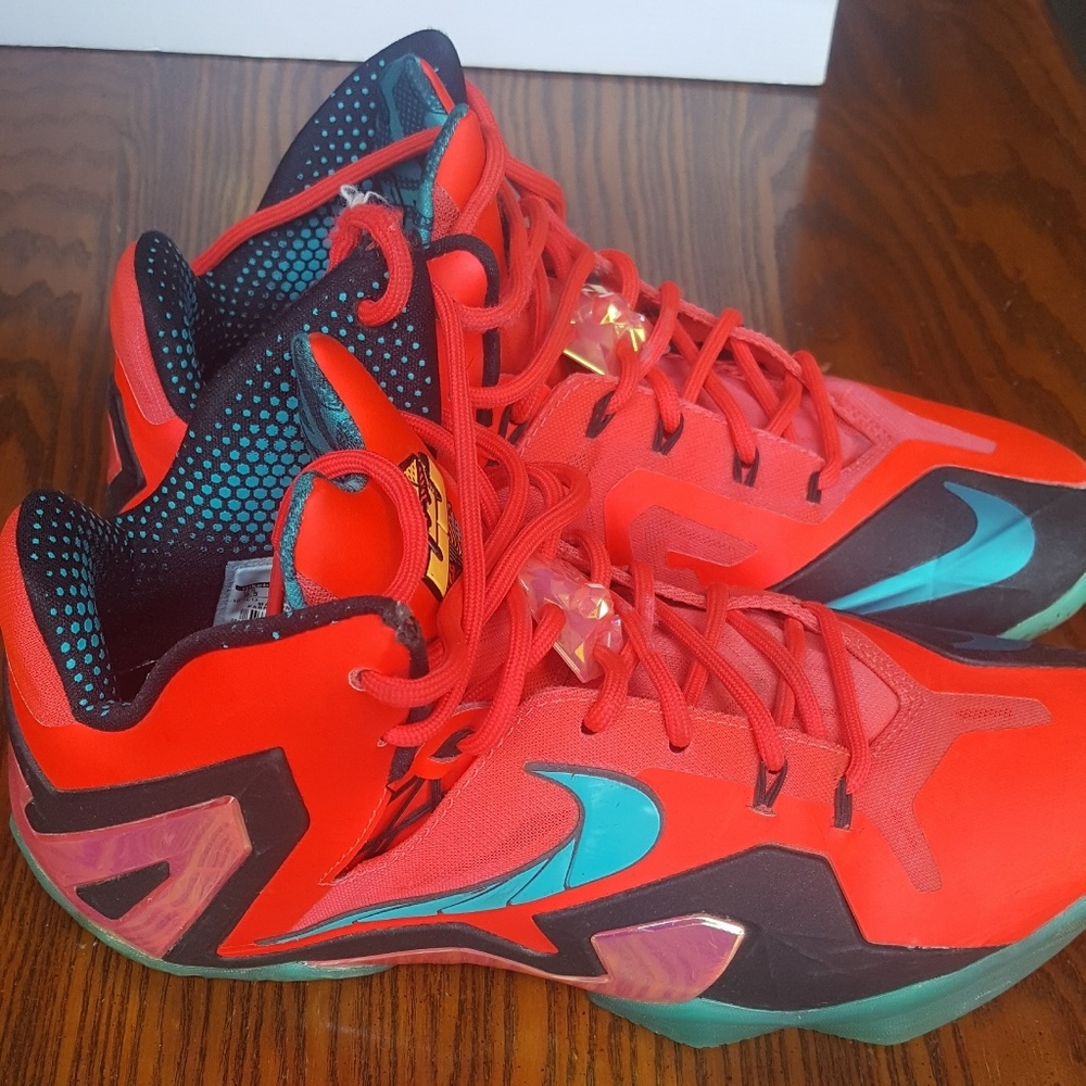 Lebron XI Elite Sneakers